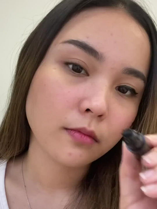 Sara uses The Quick Flick eyeliner stamp in Petite 8mm